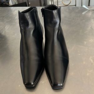 GiovanniZ half-boot in black leather. Size 7 1/2.